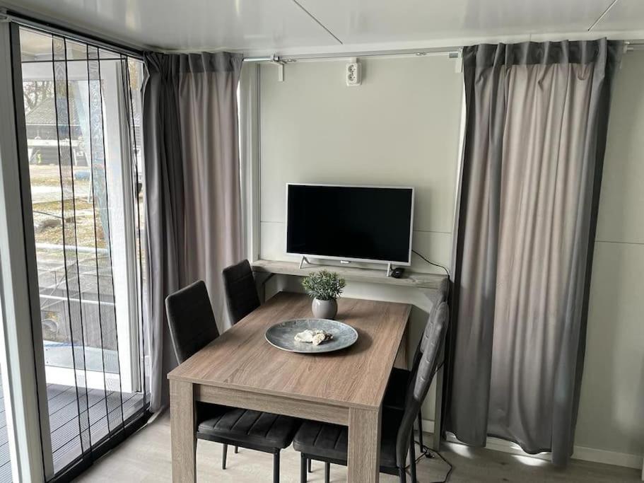 Houseboot Kingfisher, Lake View Бидингхаузен Екстериор снимка